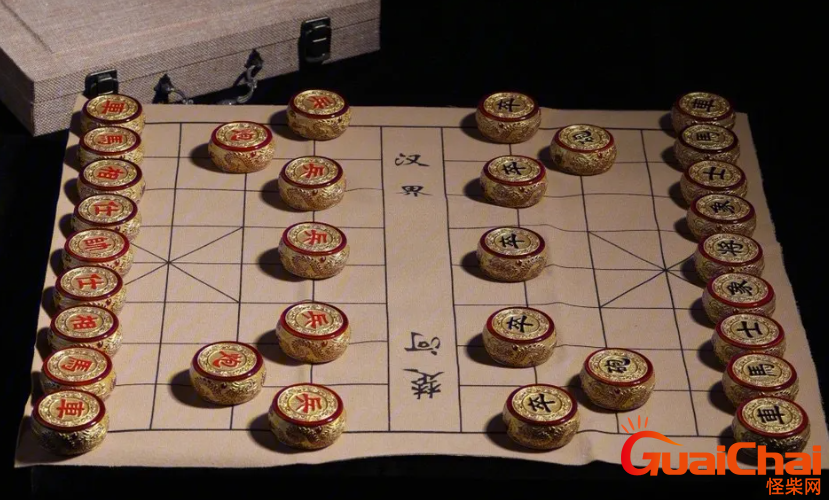 象棋比赛规则是什么？中国象棋是两个人走子吗？