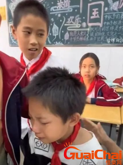 当代小学生安慰人的方式，都用上音乐疗法了吗！